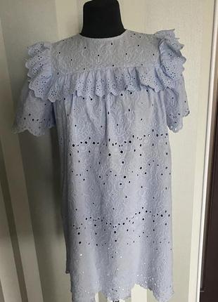 Классное мини платье из голубого шитья с рюшем