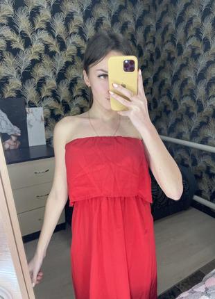 Красное платье с открытыми плечами6 фото