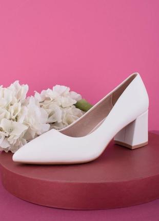 Женские белые туфли на среднем каблуке свадебные1 фото