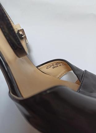 Босоніжки на невеликому каблуку.брендове взуття stock6 фото
