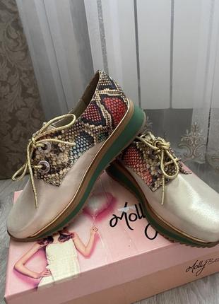 Новые кроссовки