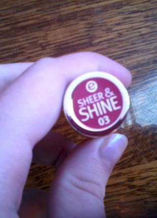 Красивая нюдовая неяркая нейтральная глянцевая зеркальная помада цвет темное розовое...