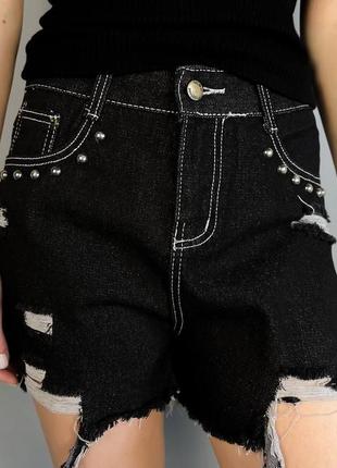 Женские свободные рваные джинсовые шорты с высокой посадкой черные с бусинками3 фото