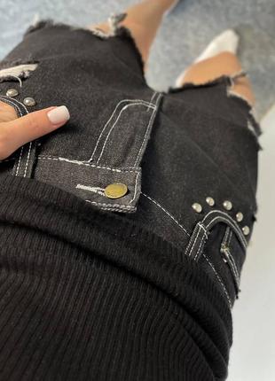 Женские свободные рваные джинсовые шорты с высокой посадкой черные с бусинками5 фото