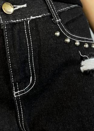 Женские свободные рваные джинсовые шорты с высокой посадкой черные с бусинками4 фото