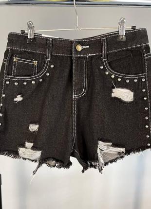 Женские свободные рваные джинсовые шорты с высокой посадкой черные с бусинками8 фото
