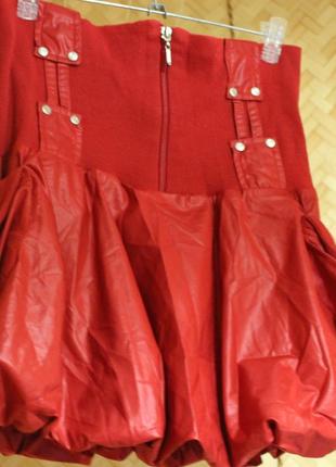 Красная мини-юбка оригинального фасона