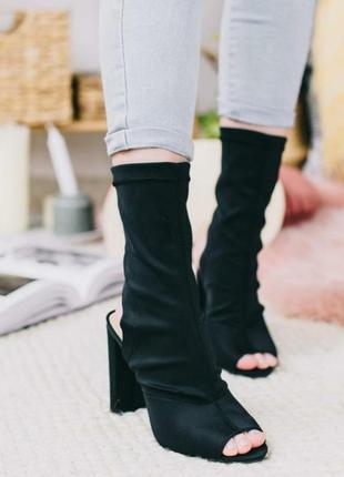 Трендові босоніжки-носки, на зручному широкому каблуку3 фото