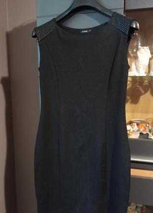 Чорна сукня футляр