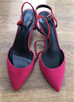 Босоніжки човники на підборах