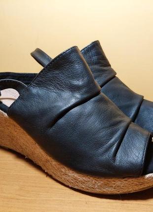 Жіночі шкіряні босоніжки dune