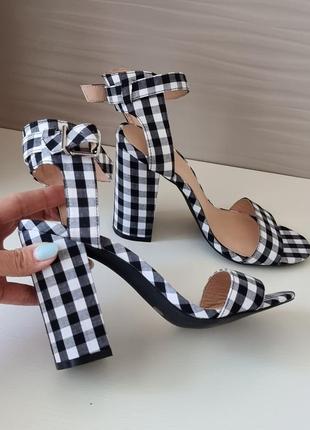 Босоножки в клеточку с застежкой на щиколотке