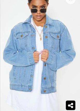 Модна джинсова куртка від бренду prettylittlething