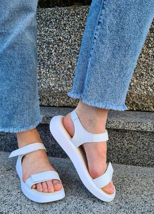 Модні босоніжки на липучках сандалі білого кольору з натуральної шкіри на низькому ходу, розміри від 36 до 41