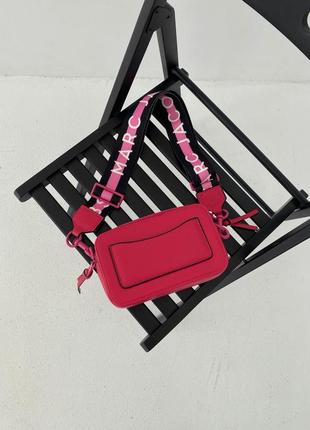 Marc jacobs the snapshot raspberry новинка яскрава малинова рожева сумочка марк джейкобс женская малиновая яркая розовая пестрая сумка тренд5 фото