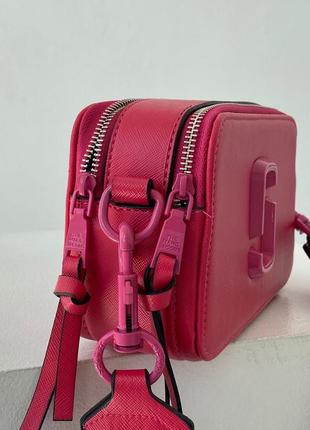 Marc jacobs the snapshot raspberry новинка яскрава малинова рожева сумочка марк джейкобс женская малиновая яркая розовая пестрая сумка тренд7 фото