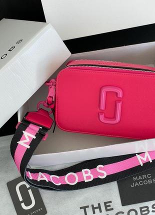 Marc jacobs the snapshot raspberry новинка яскрава малінова рожева сумочка марк джейкобс жіноча малинова яскрава рожева строката кислотна сумка тренд