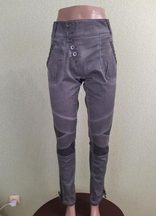 Джинсы узкие серые с пуговицами  cream 2