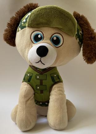 Велика гарна собака іграшка у військовій формі7 фото