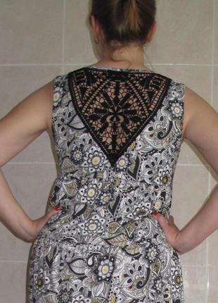 Симпатичне ярусну сукню з мереживною обробкою на спині2 фото