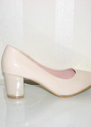 Женские бежевые лаковые туфли устойчивый каблук 36 размер1 фото