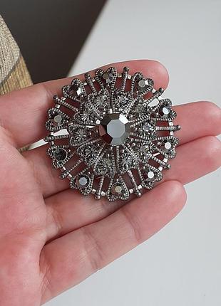 Красивая крупная брошь с кристаллами