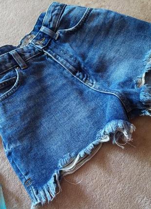 Шикарные плотные качественные джинсовые шорты mom высокая талия необработанный край разрезы по бокам2 фото