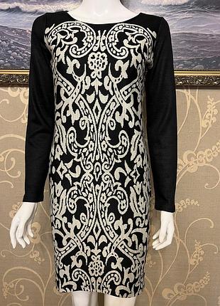 Очень красивое и стильное брендовое платье.