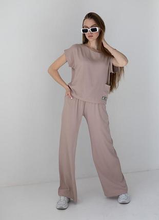 Брючний жіночий базовий костюм в бежевому кольорі
