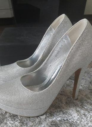 Срібні туфлі з блистівками від бренду rima