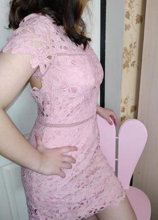 Розовое кружевное коктейльное платье10 фото