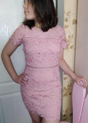 Розовое кружевное коктейльное платье1 фото