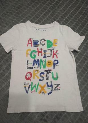 Яскрава футболка