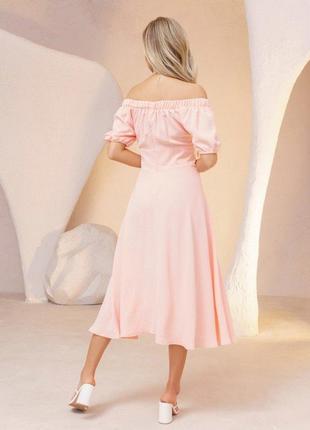 Розовое платье с разрезом и открытыми плечами2 фото