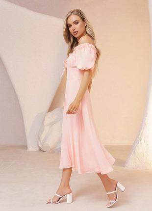 Розовое платье с разрезом и открытыми плечами3 фото