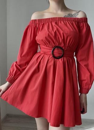 Червона сукня зі спущеними плечима від prettylittlething