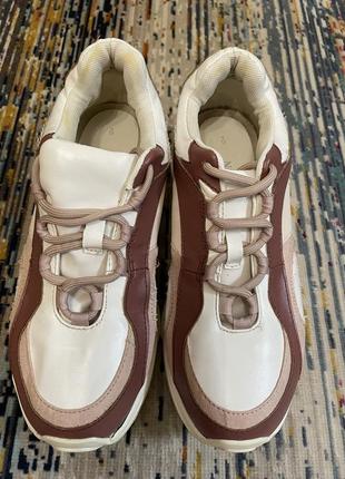 Жіночі кросівки