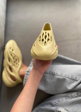 Adidas yeezy foam rnnr beige, женские сланцы адидас, жіночі літні2 фото