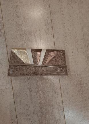 Красивий фірмовий клатч