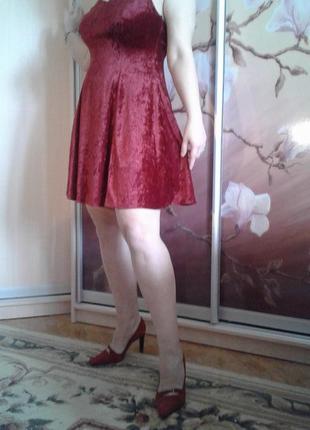 Красное короткое бархатное платье