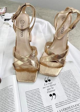 Ідеальні, «золотисті» босоніжки від boohoo