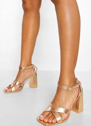 Ідеальні, «золотисті» босоніжки від boohoo