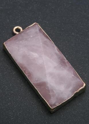 Кулон граненный в золотистой оправе из натурального камня розовый кварц d-45х23мм+-