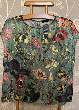 Очень красивая и стильная брендовая блузка в цветах.