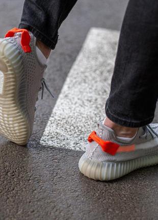 Жіночі кросівки adidas yeezy boost 350 v2 tail light 36-37-38-39-415 фото