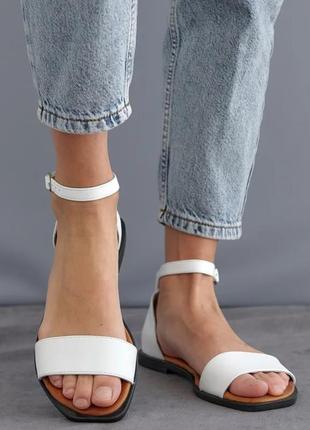 Жіночі босоніжки на плоскій підошві білі шкіряні з ремінцем - жіноче взуття на літо 2022