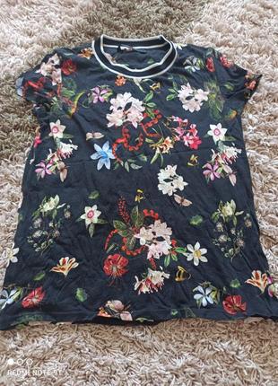 Футболка в квітковий принт