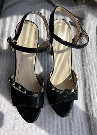 Туфли босоножки на высоком каблуке чёрные2 фото