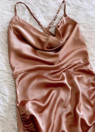 Ніжне сатинове плаття мерехтливої кольору зі складанням boohoo