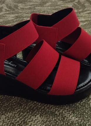 Босоніжки на високій підошві